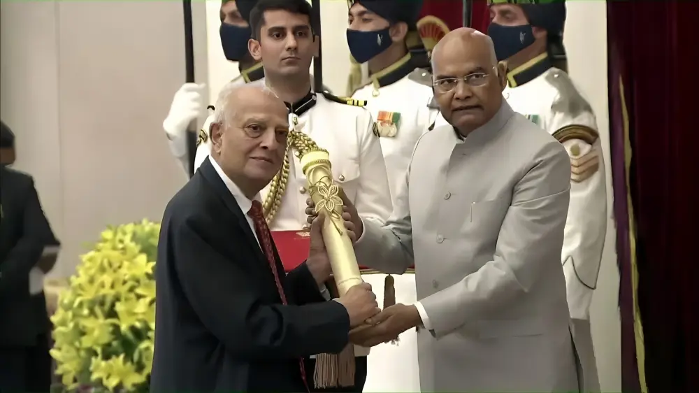 Rajnath Kovind presented the Padma Bhushan to Rajju Shroff